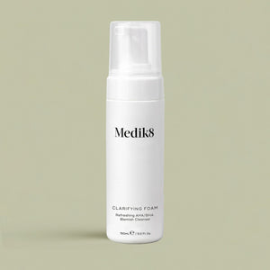 Travel Clarifying Foam limpiador espumoso AHA BHA formato viaje Medik8 - Estetic Medic Garvin