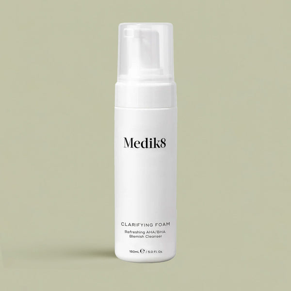 Travel Clarifying Foam limpiador espumoso AHA BHA formato viaje Medik8 - Estetic Medic Garvin